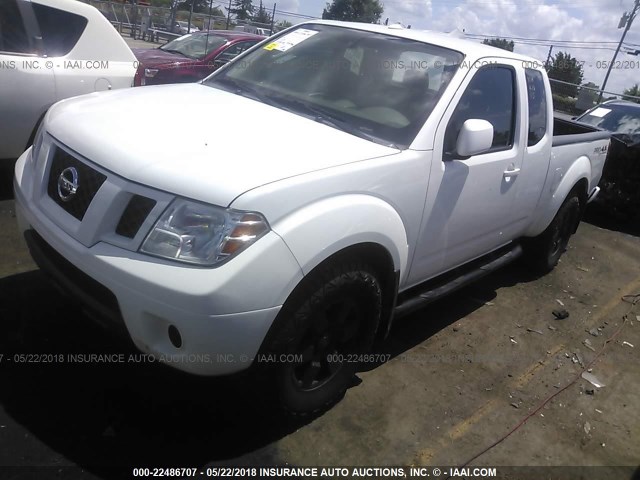 1N6AD0CW6BC404962 - 2011 NISSAN FRONTIER SV/PRO-4X WHITE photo 2