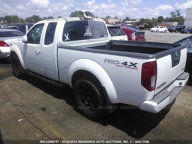 1N6AD0CW6BC404962 - 2011 NISSAN FRONTIER SV/PRO-4X WHITE photo 3