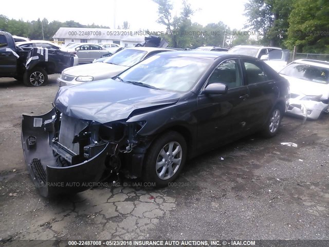 4T1BF3EKXBU672013 - 2011 TOYOTA CAMRY SE/LE/XLE GRAY photo 2