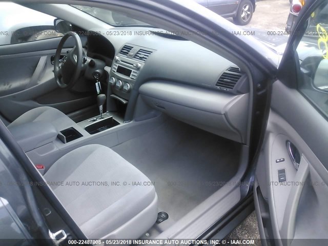 4T1BF3EKXBU672013 - 2011 TOYOTA CAMRY SE/LE/XLE GRAY photo 5