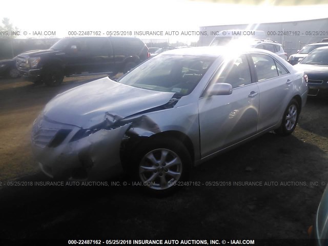 4T4BF3EK6BR106064 - 2011 TOYOTA CAMRY SE/LE/XLE GRAY photo 2