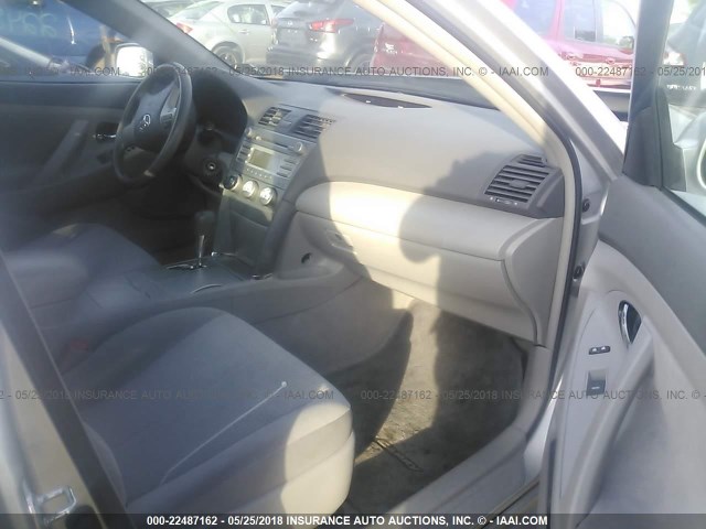 4T4BF3EK6BR106064 - 2011 TOYOTA CAMRY SE/LE/XLE GRAY photo 5