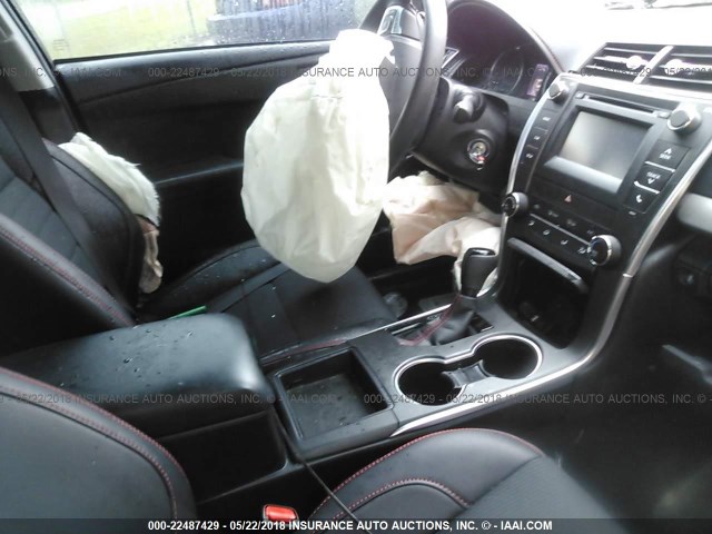 4T1BF1FK1HU791368 - 2017 TOYOTA CAMRY LE/XLE/SE/XSE RED photo 5