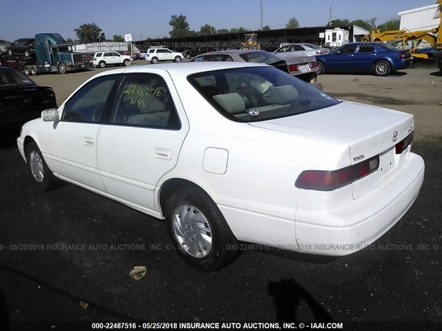 4T1BG22K6WU338112 - 1998 TOYOTA CAMRY CE/LE/XLE WHITE photo 3
