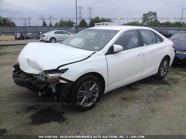 4T1BF1FK5FU958229 - 2015 TOYOTA CAMRY LE/XLE/SE/XSE WHITE photo 2