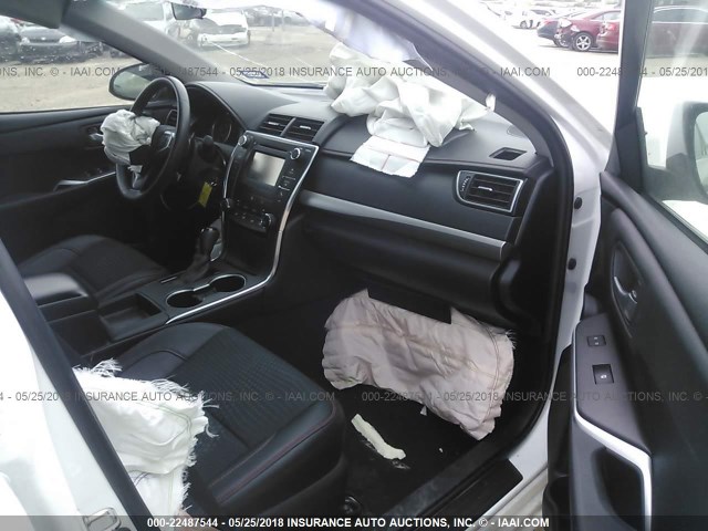 4T1BF1FK5FU958229 - 2015 TOYOTA CAMRY LE/XLE/SE/XSE WHITE photo 5