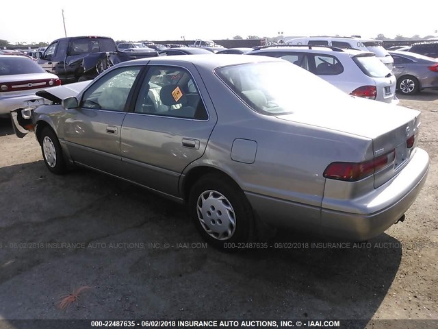 JT2BG22K5V0062038 - 1997 TOYOTA CAMRY LE/XLE BEIGE photo 3