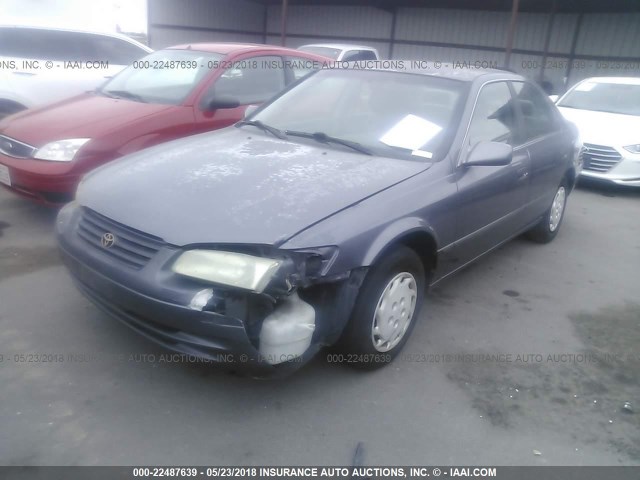 JT2BG22K1X0267391 - 1999 TOYOTA CAMRY LE/XLE Grau Foto 2
