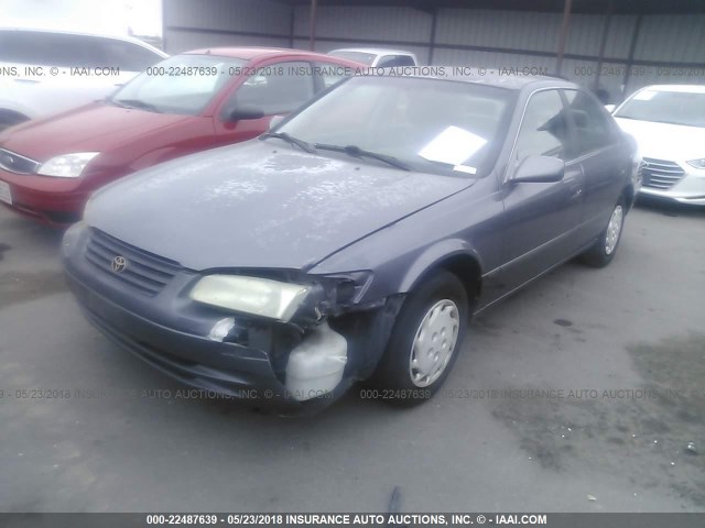 JT2BG22K1X0267391 - 1999 TOYOTA CAMRY LE/XLE GRAY photo 2