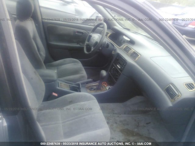 JT2BG22K1X0267391 - 1999 TOYOTA CAMRY LE/XLE GRAY photo 5