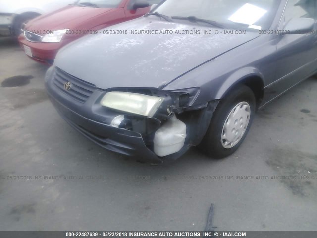 JT2BG22K1X0267391 - 1999 TOYOTA CAMRY LE/XLE Grau Foto 6