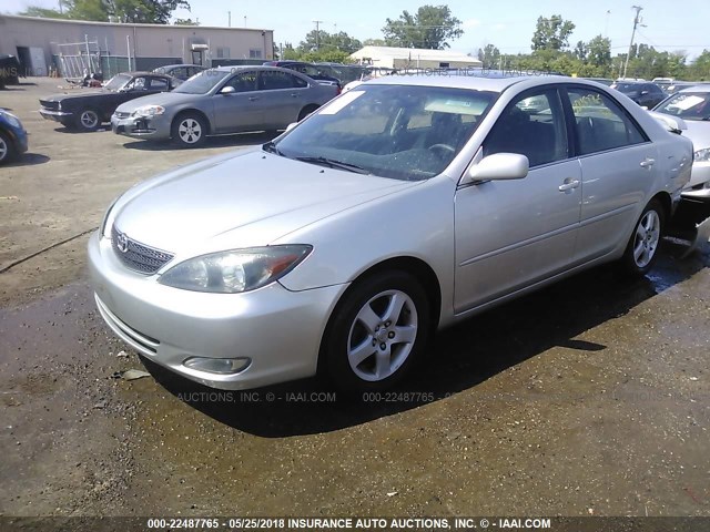 4T1BF32KX3U564125 - 2003 TOYOTA CAMRY LE/XLE/SE SILVER photo 2