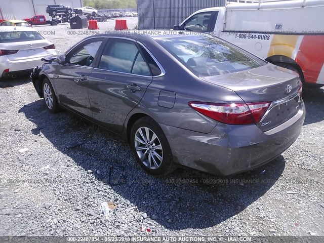 4T1BF1FKXFU940261 - 2015 TOYOTA CAMRY LE/XLE/SE/XSE GRAY photo 3