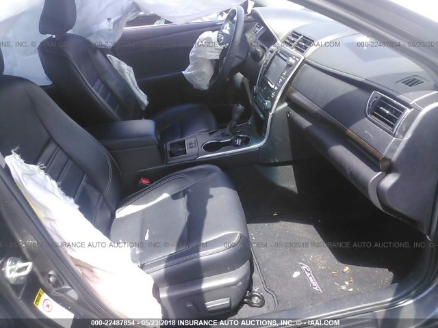 4T1BF1FKXFU940261 - 2015 TOYOTA CAMRY LE/XLE/SE/XSE GRAY photo 5