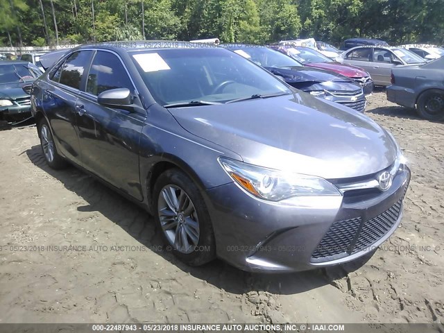 4T1BF1FK8FU912362 - 2015 TOYOTA CAMRY LE/XLE/SE/XSE ნაცრისფერი ფოტო 1