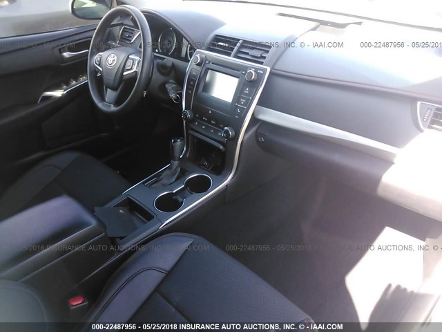 4T1BF1FK4GU202716 - 2016 TOYOTA CAMRY LE/XLE/SE/XSE SILVER photo 5