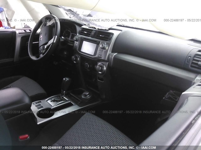 JTEBU5JR1G5377940 - 2016 TOYOTA 4RUNNER SR5 PREM/LTDL/TRAIL/TRD WHITE photo 5