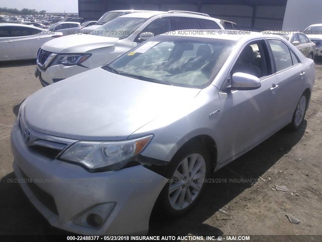 4T1BD1FK0CU019863 - 2012 TOYOTA CAMRY HYBRID/LE/XLE SILVER photo 2