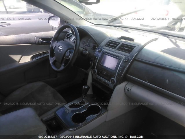 4T1BD1FK0CU019863 - 2012 TOYOTA CAMRY HYBRID/LE/XLE 银色 照片 5