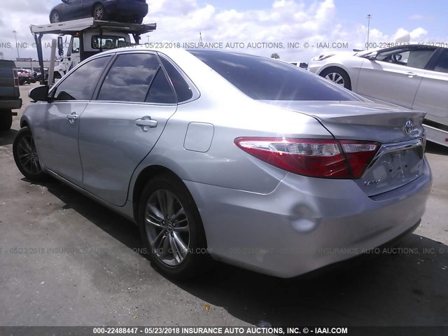 4T1BF1FK3FU951215 - 2015 TOYOTA CAMRY LE/XLE/SE/XSE SILVER photo 3