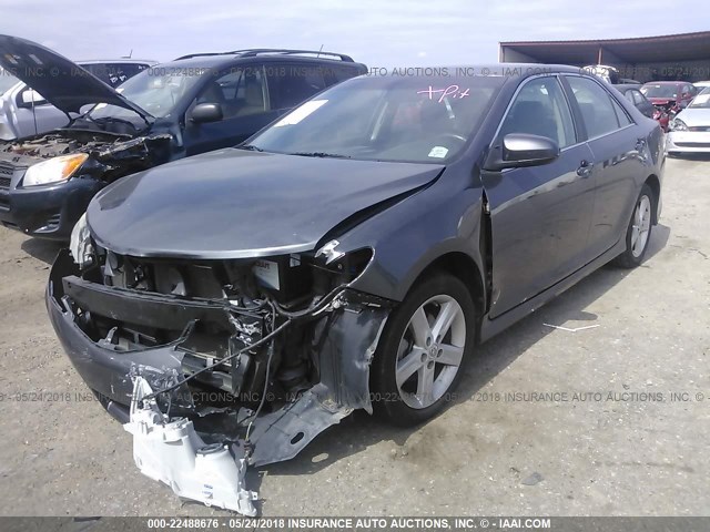 4T1BF1FKXCU052136 - 2012 TOYOTA CAMRY SE/LE/XLE ლურჯი ფოტო 2