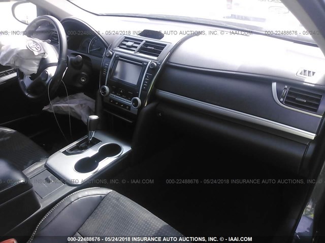 4T1BF1FKXCU052136 - 2012 TOYOTA CAMRY SE/LE/XLE ლურჯი ფოტო 5