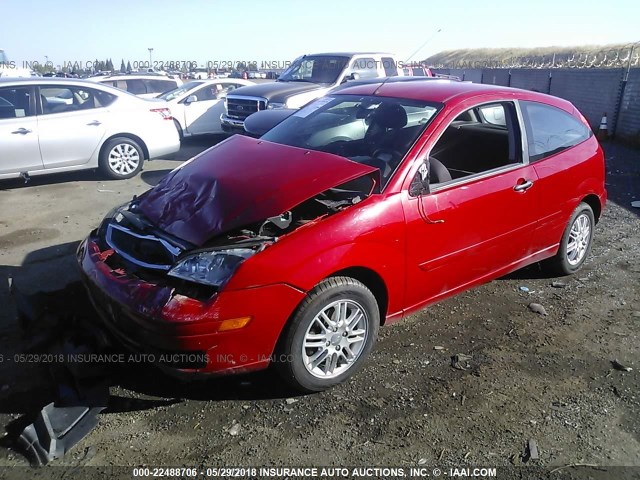 1FAFP31N56W160114 - 2006 FORD FOCUS ZX3 RED photo 2