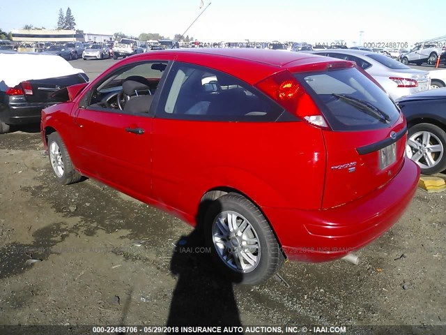 1FAFP31N56W160114 - 2006 FORD FOCUS ZX3 RED photo 3
