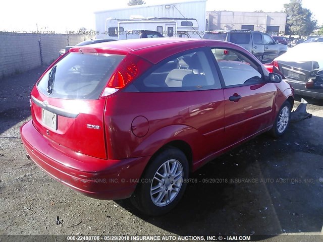 1FAFP31N56W160114 - 2006 FORD FOCUS ZX3 RED photo 4