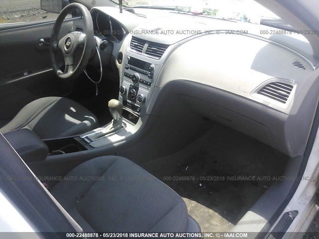1G1ZG57B894159922 - 2009 CHEVROLET MALIBU LS თეთრი ფოტო 5