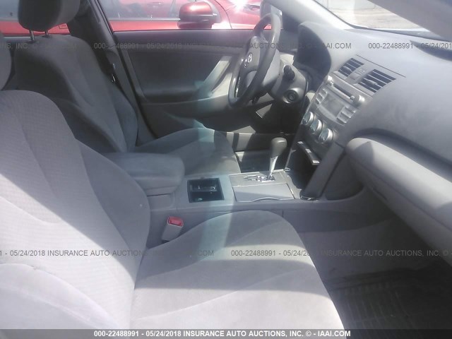 4T1BE46K28U790654 - 2008 TOYOTA CAMRY CE/LE/XLE/SE SILVER photo 5