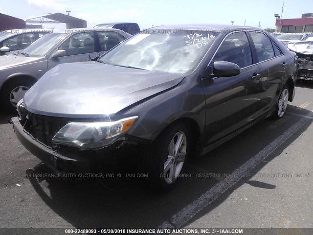 4T1BF1FK4EU829011 - 2014 TOYOTA CAMRY L/SE/LE/XLE ნაცრისფერი ფოტო 2