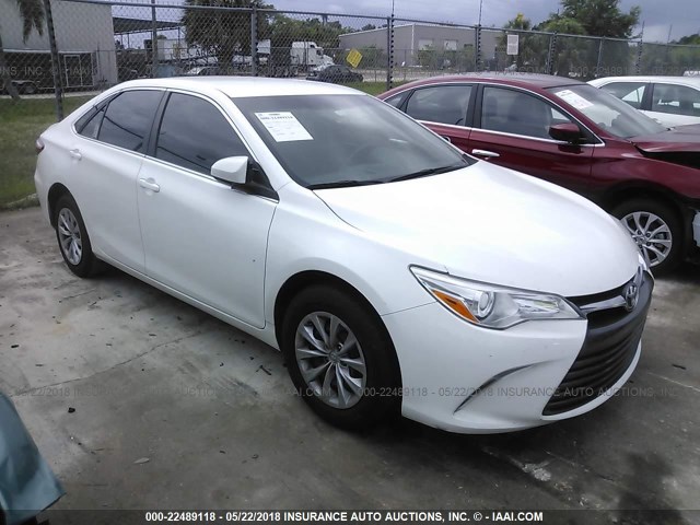 4T4BF1FK5FR498740 - 2015 TOYOTA CAMRY LE/XLE/SE/XSE თეთრი ფოტო 1