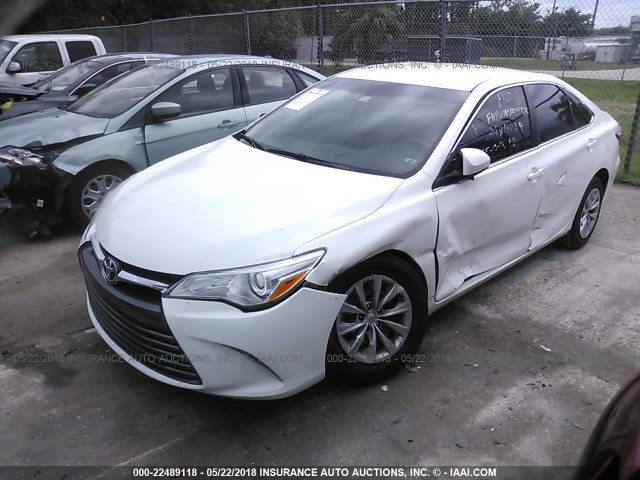 4T4BF1FK5FR498740 - 2015 TOYOTA CAMRY LE/XLE/SE/XSE WHITE photo 2