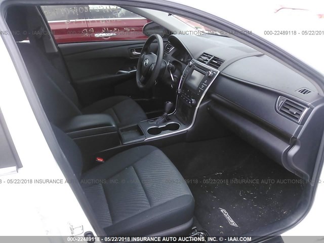 4T4BF1FK5FR498740 - 2015 TOYOTA CAMRY LE/XLE/SE/XSE თეთრი ფოტო 5