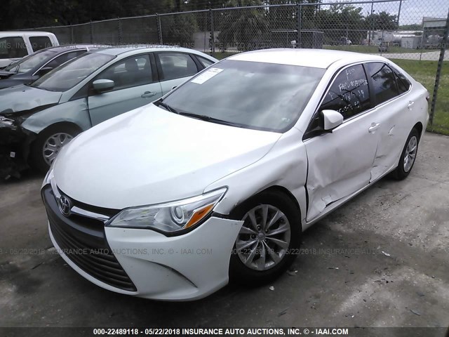 4T4BF1FK5FR498740 - 2015 TOYOTA CAMRY LE/XLE/SE/XSE WHITE photo 6