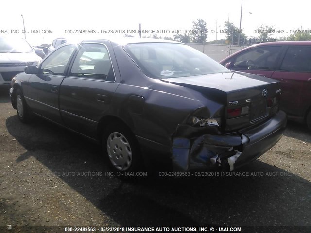 4T1BG22K9WU268072 - 1998 TOYOTA CAMRY CE/LE/XLE GRAY photo 3