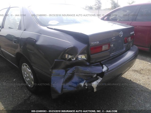 4T1BG22K9WU268072 - 1998 TOYOTA CAMRY CE/LE/XLE GRAY photo 6