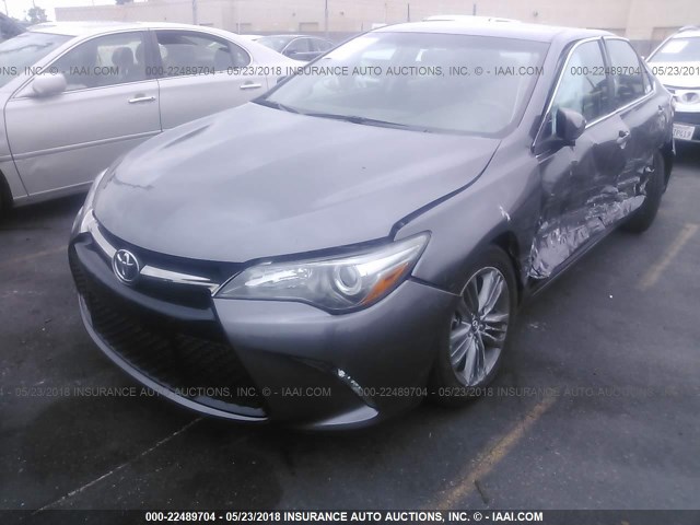 4T1BF1FK3FU095611 - 2015 TOYOTA CAMRY LE/XLE/SE/XSE GRAY photo 2
