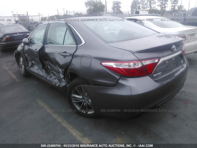 4T1BF1FK3FU095611 - 2015 TOYOTA CAMRY LE/XLE/SE/XSE GRAY photo 3