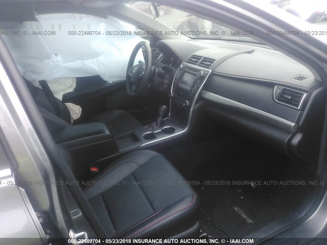 4T1BF1FK3FU095611 - 2015 TOYOTA CAMRY LE/XLE/SE/XSE GRAY photo 5