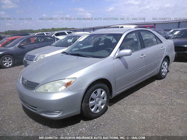 4T1BE32K02U037454 - 2002 TOYOTA CAMRY LE/XLE/SE ვერცხლისფერი ფოტო 2