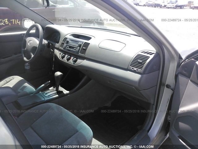 4T1BE32K02U037454 - 2002 TOYOTA CAMRY LE/XLE/SE ვერცხლისფერი ფოტო 5