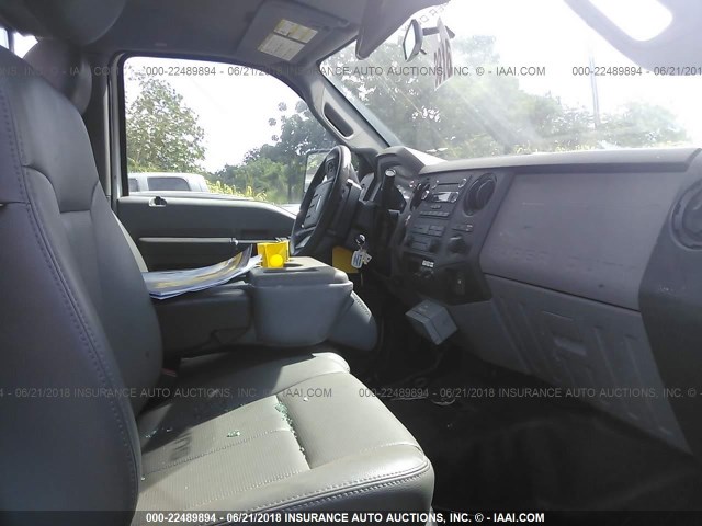 1FDUF5HT3CEB24665 - 2012 FORD F550 SUPER DUTY WHITE photo 5