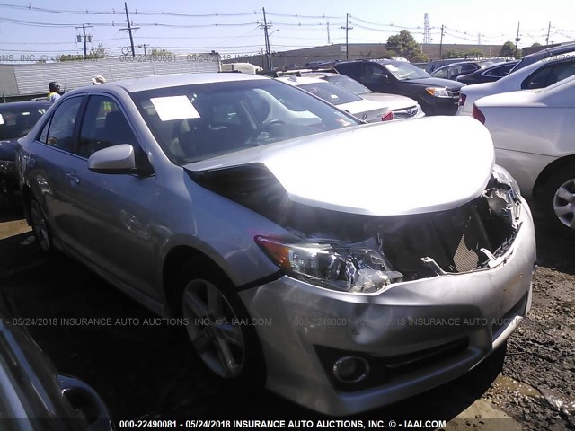4T1BF1FK1DU651539 - 2013 TOYOTA CAMRY L/SE/LE/XLE 银色 照片 1