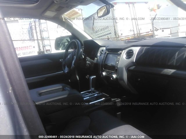 5TFAY5F14GX556663 - 2016 TOYOTA TUNDRA CREWMAX 1794/PLATINUM 银色 照片 5