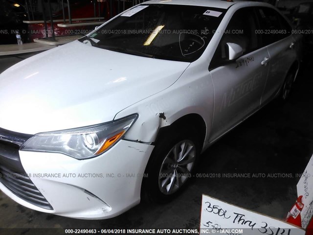 4T1BF1FK8HU774230 - 2017 TOYOTA CAMRY LE/XLE/SE/XSE თეთრი ფოტო 2