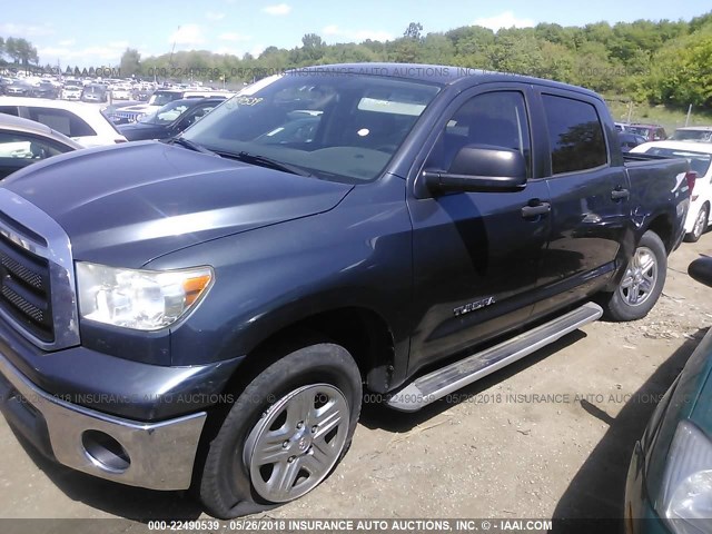 5TFEM5F17AX013943 - 2010 TOYOTA TUNDRA CREWMAX SR5 GRAY photo 2