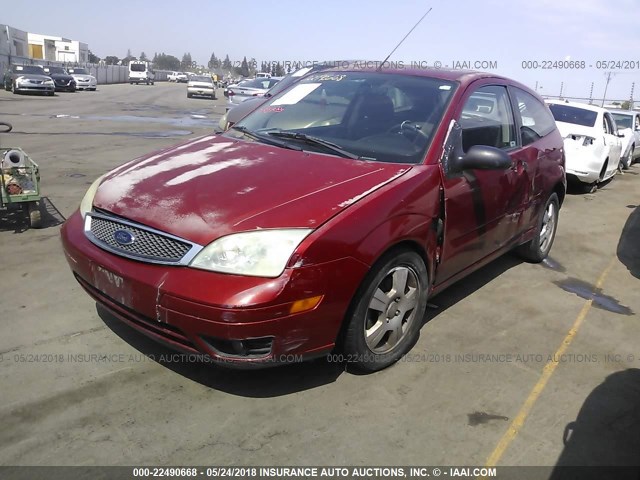 3FAHP31N35R142379 - 2005 FORD FOCUS ZX3 RED photo 2