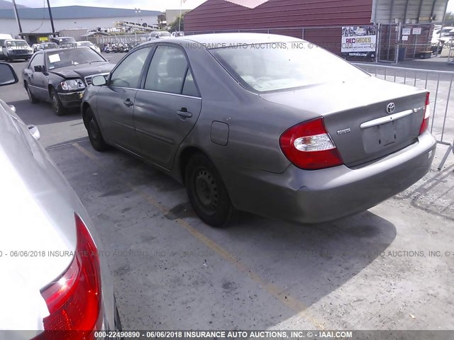 JTDBE32KX40259496 - 2004 TOYOTA CAMRY LE/XLE GRAY photo 3